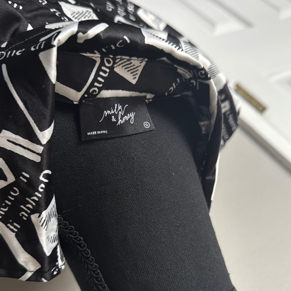 Black and White Graphic Button-Up Shirt - Picture 8 of 9